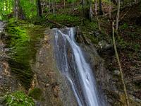 Schleierartiger schmaler erster Wasserfall
